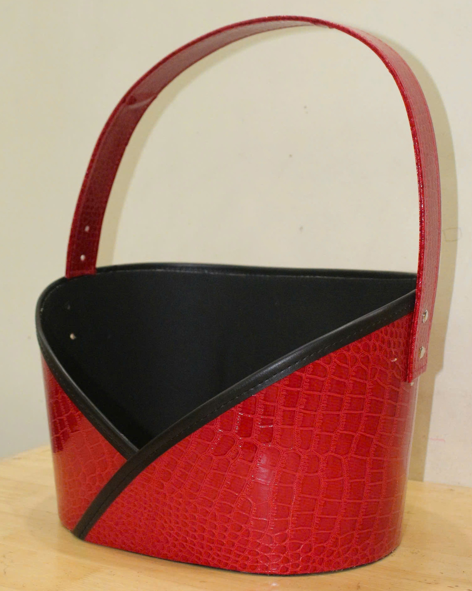 Giỏ đựng quà hình tim màu đỏ: Loại 1 quai sách – Tel/zalo: (+84) 0934569516