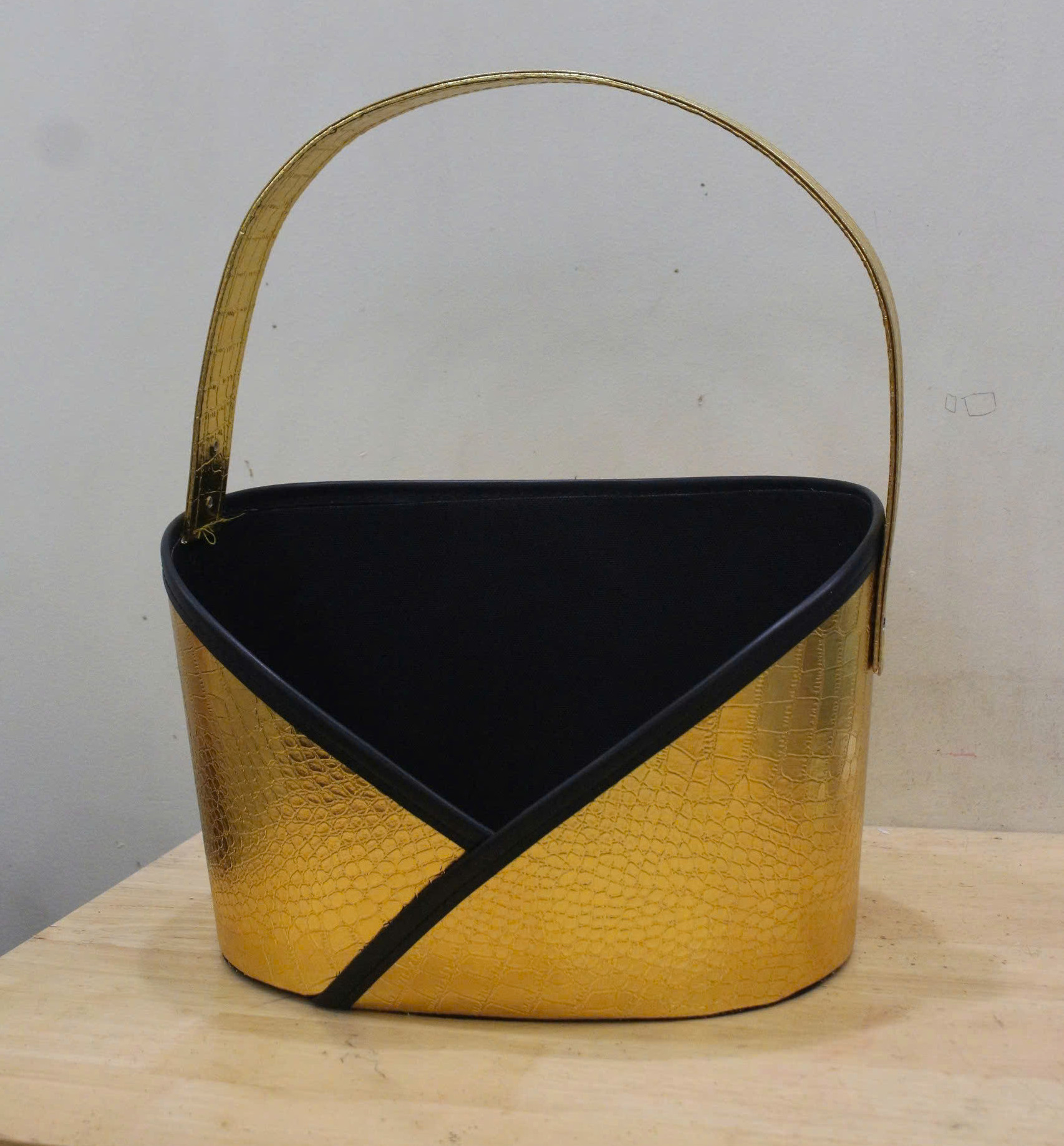 Giỏ đựng quà hình tim màu Vàng: Loại 1 quai sách – Tel/zalo: (+84) 0934569516