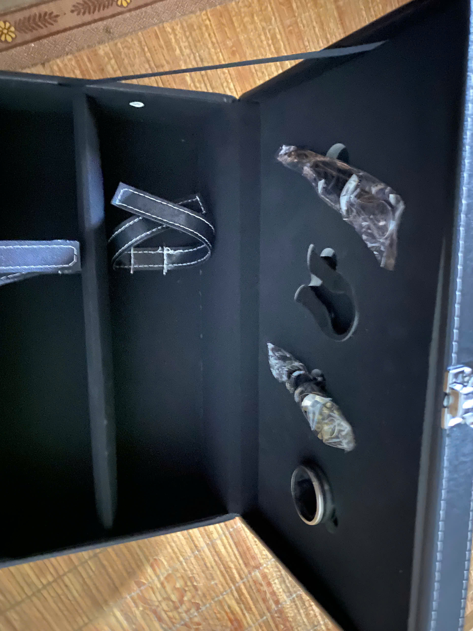 02 Chai: Hộp Da đựng rượu vang – Tel/zalo: (+84) 0934569516